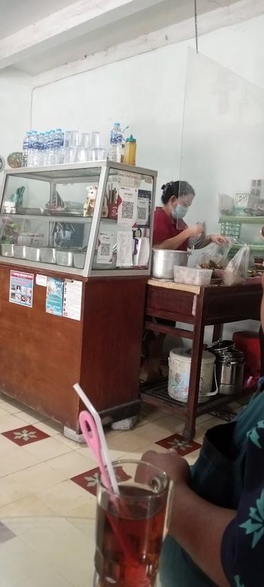 https://horego-prod-outlets-photos.s3.ap-southeast-3.amazonaws.com/horego.com/semarang-tengah/cafe/depot-mantap/review/thumbnail/af1qippsjr3dacuudxkm4bdufif6jwkijjmfjfpfuxdw.jpg