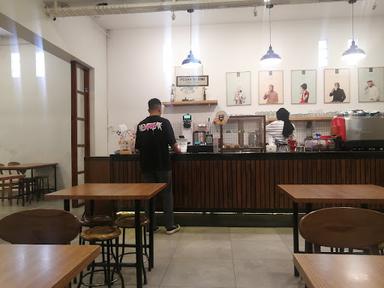 https://horego-prod-outlets-photos.s3.ap-southeast-3.amazonaws.com/horego.com/semarang-tengah/cafe/tekodeko-koffiehuis/review/thumbnail/af1qipp0jfl4iygaxqrcxzntbzj3vaxu4s4hhmbpo-ru.jpg