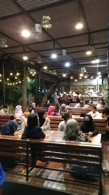 https://horego-prod-outlets-photos.s3.ap-southeast-3.amazonaws.com/horego.com/semarang-tengah/coffee-shop/torisan-cafe-resto/review/thumbnail/af1qipo-rxyboh8nnkjzrigfjx81veqhoqag7ys1mboa.jpg