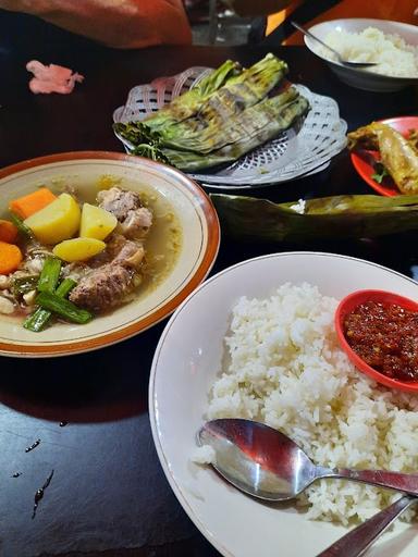 https://horego-prod-outlets-photos.s3.ap-southeast-3.amazonaws.com/horego.com/semarang-tengah/restaurant/ayam-goreng-sop-buntut-pak-paimin/review/thumbnail/af1qipnpgwtczxbyv9j6i3o-us0inx_kk64o07ldb7pr.jpg