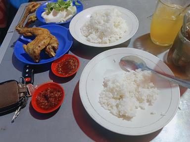 https://horego-prod-outlets-photos.s3.ap-southeast-3.amazonaws.com/horego.com/semarang-tengah/restaurant/ayam-goreng-sop-buntut-pak-paimin/review/thumbnail/af1qipnvd7bojajpq1ruacpr-sy0age0tlgkfbtdsqoi.jpg