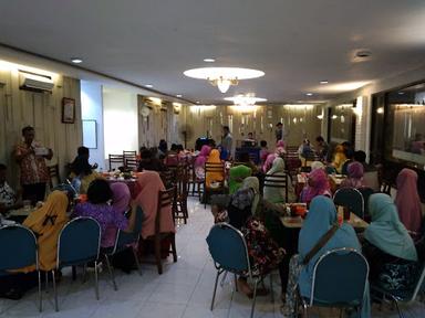 https://horego-prod-outlets-photos.s3.ap-southeast-3.amazonaws.com/horego.com/semarang-tengah/restaurant/restoran-tan-goei/review/thumbnail/af1qipoyitmbosugv0pjyzfxm7_wke8m4dzpq_6w6taa.jpg