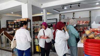 https://horego-prod-outlets-photos.s3.ap-southeast-3.amazonaws.com/horego.com/semarang-timur/bakery/moaci-gemini/review/thumbnail/af1qippga4h0ye6agx5yfqeofy-gcxdmnszscyq-hxmr.jpg