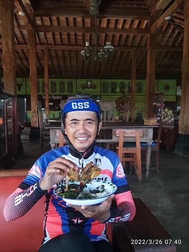 https://horego-prod-outlets-photos.s3.ap-southeast-3.amazonaws.com/horego.com/semarang-timur/restaurant/warung-pojok-spesial-sop-mangut-belut-bu-harno/review/thumbnail/af1qipn6qwjwxrspxoklok70aattke0ggsrdq00erbu-.jpg