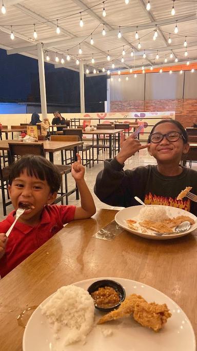 https://horego-prod-outlets-photos.s3.ap-southeast-3.amazonaws.com/horego.com/semarang-utara/restaurant/oti-fried-chicken-hasanudin/review/thumbnail/af1qipmcrfysm0wts8nkorrfcdcwiv1aflystifbilts.jpg