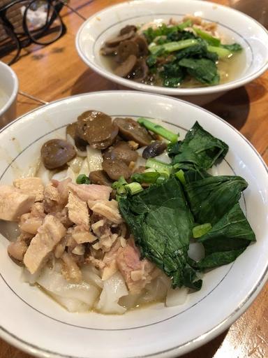 https://horego-prod-outlets-photos.s3.ap-southeast-3.amazonaws.com/horego.com/senen/chinese-restaurant/bakmi-kelinci-express-plaza-atrium-senen/review/thumbnail/af1qipnbmcud9vjavnqidbh5ygp_x7hjx_umdc7lbgf8.jpg