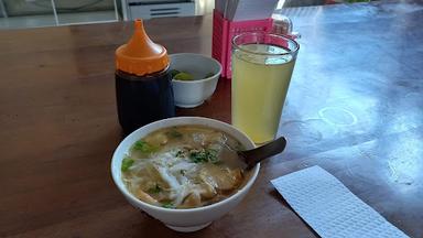 https://horego-prod-outlets-photos.s3.ap-southeast-3.amazonaws.com/horego.com/serengan/restaurant/bakmi-bu-pawiro/review/thumbnail/af1qipmxyhgrflih7psywv0lnl37pe1mvl5u2o3cbydv.jpg