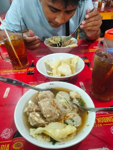 https://horego-prod-outlets-photos.s3.ap-southeast-3.amazonaws.com/horego.com/serengan/restaurant/mie-ayam-bakso-pak-dhe/review/thumbnail/af1qipmt1x-typx3sukgfuoq8vxv-rrgid47h6pq0t6a.jpg