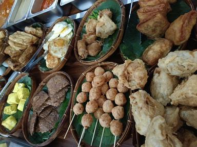 https://horego-prod-outlets-photos.s3.ap-southeast-3.amazonaws.com/horego.com/serengan/restaurant/warung-pecel-dan-sop-dewi-rumah-makan-pecel-dewi/review/thumbnail/af1qipo7_cy6og3yjyv8ct0dw9sdiip7lunb8ct7yted.jpg