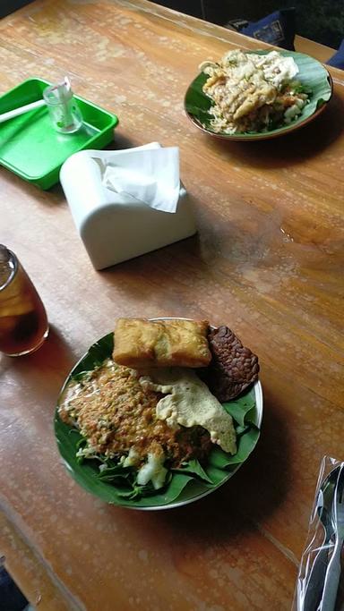 https://horego-prod-outlets-photos.s3.ap-southeast-3.amazonaws.com/horego.com/serengan/restaurant/warung-pecel-dan-sop-dewi-rumah-makan-pecel-dewi/review/thumbnail/af1qipovspui3vmdgpqexfhqbch0itfquj_hd8uqixz8.jpg