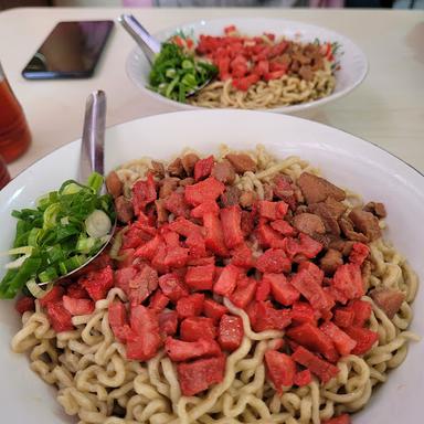 https://horego-prod-outlets-photos.s3.ap-southeast-3.amazonaws.com/horego.com/serpong/chinese-restaurant/bakmi-medan-kebon-jahe/review/thumbnail/af1qipoc1skprro6sfpd1ho3fexr_j5tsladpz0l7zpr.jpg