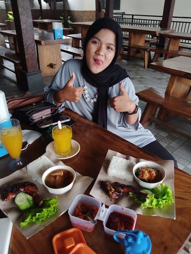 https://horego-prod-outlets-photos.s3.ap-southeast-3.amazonaws.com/horego.com/serpong/restaurant/ayam-kremes-bu-tjondro-bsd/review/thumbnail/af1qipnicle9pyzxwc7oiotgojsm74ykmkrnlynvwl1m.jpg