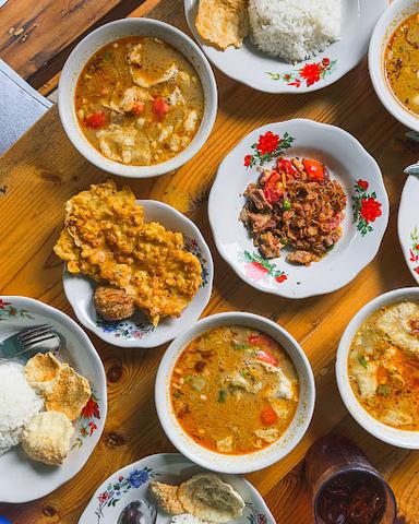 https://horego-prod-outlets-photos.s3.ap-southeast-3.amazonaws.com/horego.com/serpong/restaurant/soto-betawi-djimat-bsd/review/thumbnail/af1qipmnz3vxh6teopkv7spyeqil5xa5erd2pzybsgve.jpg