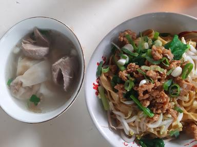 https://horego-prod-outlets-photos.s3.ap-southeast-3.amazonaws.com/horego.com/serpong-utara/restaurant/bakmi-ayam-bangka-alim/review/thumbnail/af1qipp8dhp7i0l1yio8qrskdpqqhh7vebhdumhtgis4.jpg