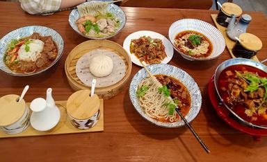 https://horego-prod-outlets-photos.s3.ap-southeast-3.amazonaws.com/horego.com/setia-budi/chinese-restaurant/shanghai-xiao-long-bao/review/thumbnail/af1qipnzlmfr8e3jl6mpiwyr6-x96wji9xnoxnln1frw.jpg
