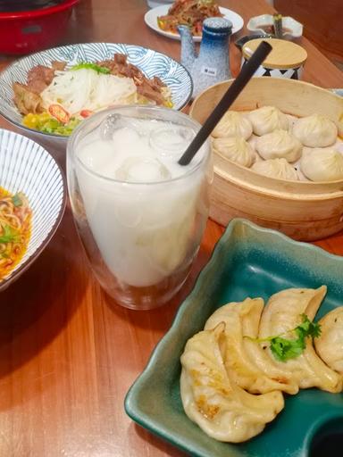 https://horego-prod-outlets-photos.s3.ap-southeast-3.amazonaws.com/horego.com/setia-budi/chinese-restaurant/shanghai-xiao-long-bao/review/thumbnail/af1qippjr-96oj8kucfvduvlnoknzknf7xfnb9tdu2yv.jpg