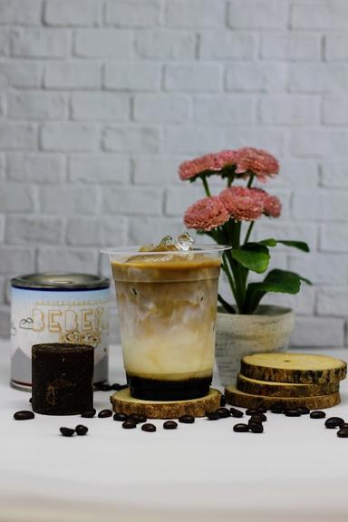 https://horego-prod-outlets-photos.s3.ap-southeast-3.amazonaws.com/horego.com/setia-budi/coffee-shop/kopi-mandeh/review/thumbnail/af1qipobycveat1hsx56la8y5qst_mywuljuf0o5_mlp.jpg