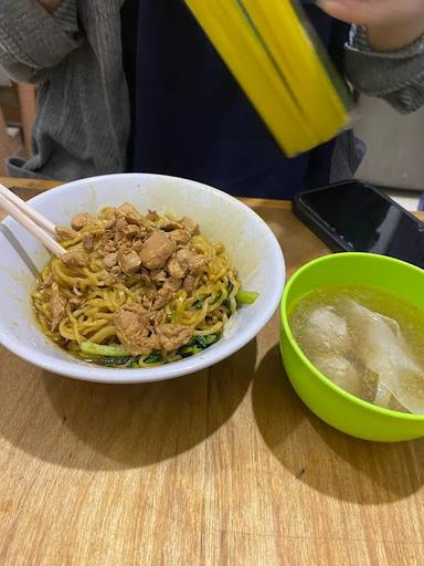 https://horego-prod-outlets-photos.s3.ap-southeast-3.amazonaws.com/horego.com/setia-budi/restaurant/mie-ayam-yamin-mas-seto-3/review/thumbnail/af1qipnofsgbx0ox_8rfszpz714bywstx_psv6xykkgu.jpg