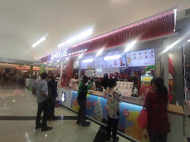 https://horego-prod-outlets-photos.s3.ap-southeast-3.amazonaws.com/horego.com/setia-budi/restaurant/mixue-plaza-festival/review/thumbnail/af1qipp69uqfbo0o1uwtwicuo7uln9fnnut1aunj3vwg.jpg