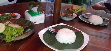 https://horego-prod-outlets-photos.s3.ap-southeast-3.amazonaws.com/horego.com/setia-budi/restaurant/warung-dadak/review/thumbnail/af1qippsyznrla65lui_ywqqxiipj7miwbfs5asx4ned.jpg