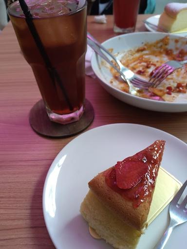 https://horego-prod-outlets-photos.s3.ap-southeast-3.amazonaws.com/horego.com/sidoarjo/cafe/sugarlust-cake-coffee-shuga-cafe-/review/thumbnail/af1qipneybcctti02dg2dackivpvk53rtc9paavxqoav.jpg