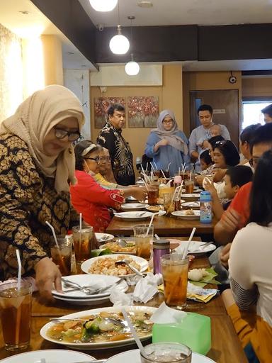 https://horego-prod-outlets-photos.s3.ap-southeast-3.amazonaws.com/horego.com/sidoarjo/chinese-restaurant/bulin-family-resto-bernardi/review/thumbnail/af1qippezigtf6p9z-vpejxr_xtg9tfjnut5kyuejvmb.jpg