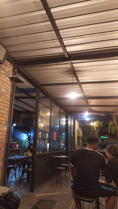 https://horego-prod-outlets-photos.s3.ap-southeast-3.amazonaws.com/horego.com/sidoarjo/coffee-shop/cracking-chambers-coffee-co-/review/thumbnail/af1qipmv9v4ubzvoycy3eskdkks8rif72telhowtgzpd.jpg