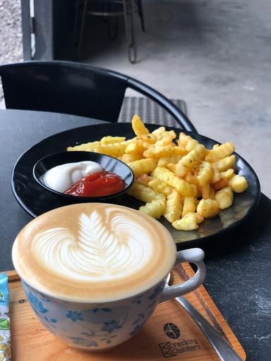 https://horego-prod-outlets-photos.s3.ap-southeast-3.amazonaws.com/horego.com/sidoarjo/coffee-shop/cracking-chambers-coffee-co-/review/thumbnail/af1qipobtz66fjhiiwy7r75behr7txheigboyizzh1s.jpg