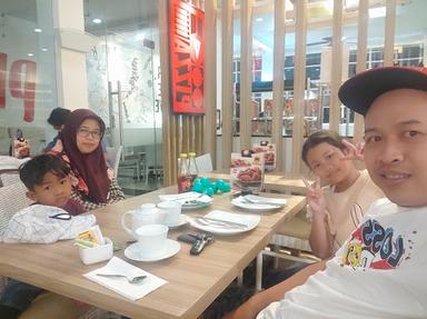 https://horego-prod-outlets-photos.s3.ap-southeast-3.amazonaws.com/horego.com/sidorejo/restaurant/pizza-hut-restoran-salatiga/review/thumbnail/af1qipnqu8ursqt5zaym0k-1hb_yjfunhwm5mz9bzg17.jpg