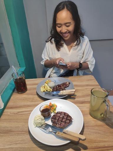 https://horego-prod-outlets-photos.s3.ap-southeast-3.amazonaws.com/horego.com/sidorejo/restaurant/steak-steakan-by-chef-banaspati/review/thumbnail/af1qipppqi_nerts-ck7chsuk1zoqrh6iv5wbpbreibj.jpg