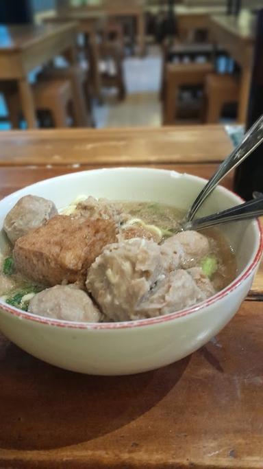 https://horego-prod-outlets-photos.s3.ap-southeast-3.amazonaws.com/horego.com/sukarami/restaurant/bakso-juragan/review/thumbnail/af1qipnzvuvwfufcnjelj8ibm48gairbn8vmiguytka9.jpg