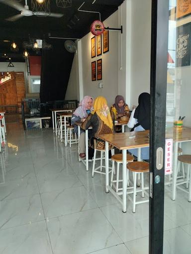 https://horego-prod-outlets-photos.s3.ap-southeast-3.amazonaws.com/horego.com/sukarami/restaurant/marem-resto-jajanan-khas-bandung-hidangan-pas-disegala-susana-/review/thumbnail/af1qipogcnc7ceddamfn_zvltjusegiwvyeu_firoqzw.jpg