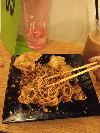 https://horego-prod-outlets-photos.s3.ap-southeast-3.amazonaws.com/horego.com/sukarami/restaurant/mie-gacoan-abusamah-palembang/review/thumbnail/af1qipnibeal43hmiowd2mj3yookwh1rlvd_vuppzxk0.jpg