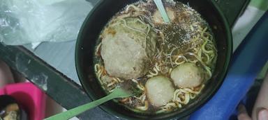 https://horego-prod-outlets-photos.s3.ap-southeast-3.amazonaws.com/horego.com/sukarami/restaurant/pondok-bakso-hudson-mas-min-tiga-putra/review/thumbnail/af1qipodn929xpz6lotm1l-ts87dxcn14h48hizuo9qm.jpg