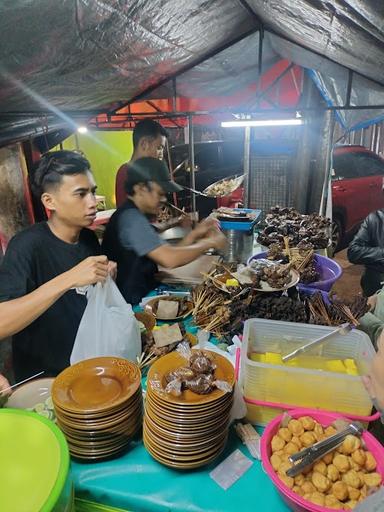 https://horego-prod-outlets-photos.s3.ap-southeast-3.amazonaws.com/horego.com/sumur-bandung/restaurant/ayam-goreng-sari-manis-suniaratu/review/thumbnail/af1qipn40dace8swocmdmlnfv2_6dskeqkufe9jqoaxs.jpg