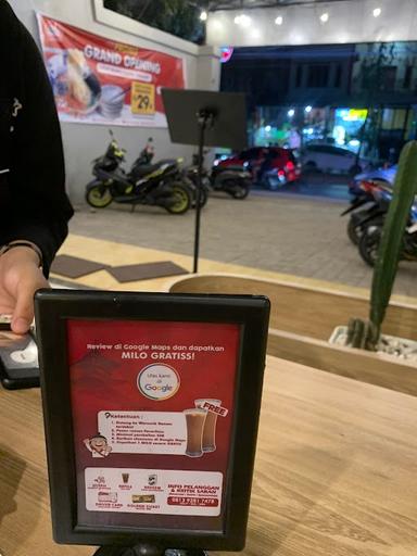 https://horego-prod-outlets-photos.s3.ap-southeast-3.amazonaws.com/horego.com/tamalanrea/restaurant/waroenk-ramen-btp-makassar/review/thumbnail/af1qipneo1ncnkq-zewdny1jprcuaxboijcphdabcob5.jpg