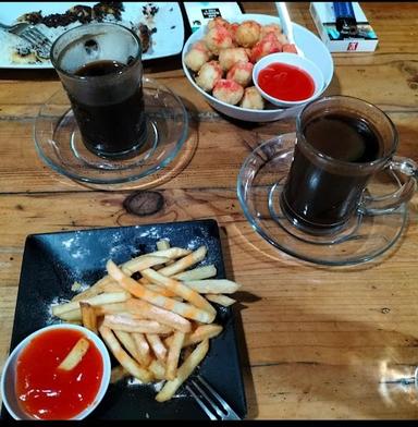 https://horego-prod-outlets-photos.s3.ap-southeast-3.amazonaws.com/horego.com/tambaksari/coffee-shop/warung-kopi-konco-lawas/review/thumbnail/af1qipmypkw_ktzuxd2sf2q38njtrfsyxsjcobmdureu.jpg