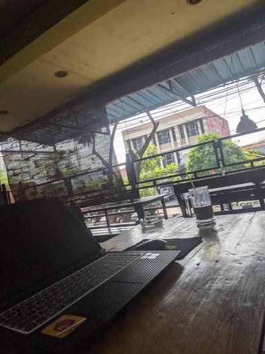 https://horego-prod-outlets-photos.s3.ap-southeast-3.amazonaws.com/horego.com/tambaksari/coffee-shop/warung-kopi-konco-lawas/review/thumbnail/af1qipnv4_fejz8z9qqwcsown2nqqm1kpmy4a9j_i2db.jpg