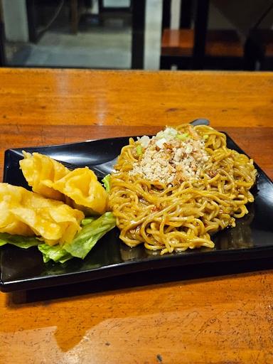 https://horego-prod-outlets-photos.s3.ap-southeast-3.amazonaws.com/horego.com/tambaksari/restaurant/mie-setan-noodle-n-dimsum-dharmahusada-surabaya/review/thumbnail/af1qiporvqhim_q1hfd8d5unnd0vxtetev6jnfykfhq_.jpg