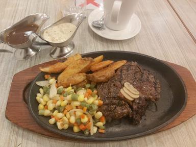 https://horego-prod-outlets-photos.s3.ap-southeast-3.amazonaws.com/horego.com/tangerang/restaurant/steak-21-mall-alam-sutera/review/thumbnail/af1qipnnjhrlydbnfho836x_ildlxqlydzs7y8lc4sxg.jpg