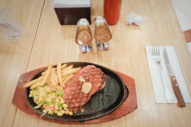 https://horego-prod-outlets-photos.s3.ap-southeast-3.amazonaws.com/horego.com/tangerang/restaurant/steak-21-mall-alam-sutera/review/thumbnail/af1qipohx53srncw6pwjiankpujiqeq2w7knlw9_t1sk.jpg