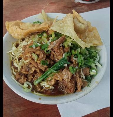 https://horego-prod-outlets-photos.s3.ap-southeast-3.amazonaws.com/horego.com/tanjung-priok/restaurant/mie-ayam-rohid/review/thumbnail/af1qipnt8xhfjzrew5rrjgferrndtu0yoy5sexlohj2r.jpg