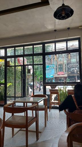 https://horego-prod-outlets-photos.s3.ap-southeast-3.amazonaws.com/horego.com/tebet/cafe/muyen-coffee-and-roastery-tebet/review/thumbnail/af1qipnhwpkm6ucptymbmp6xbifspch_9qqqpjwguytp.jpg