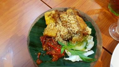 https://horego-prod-outlets-photos.s3.ap-southeast-3.amazonaws.com/horego.com/tegalsari/restaurant/ayam-penyet-ria-tunjungan-plaza-1/review/thumbnail/af1qipm11_ylpnbuk03qpd-veluhhc9tyouos6ebgslh.jpg