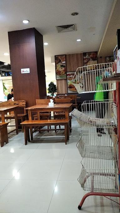 https://horego-prod-outlets-photos.s3.ap-southeast-3.amazonaws.com/horego.com/tegalsari/restaurant/ayam-penyet-ria-tunjungan-plaza-1/review/thumbnail/af1qipp9d0lbtgd-4od3dwqituwgt2jakgxcng91revd.jpg