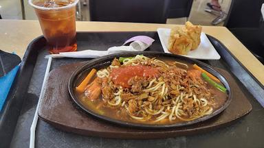 https://horego-prod-outlets-photos.s3.ap-southeast-3.amazonaws.com/horego.com/tegalsari/restaurant/mie-hot-plate-tunjungan-plaza/review/thumbnail/af1qipp7-alomdtqqehnmvugv8dkn50t0uhnsnceretf.jpg