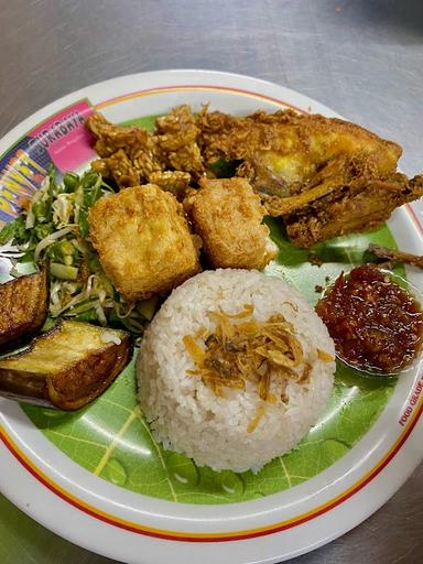 https://horego-prod-outlets-photos.s3.ap-southeast-3.amazonaws.com/horego.com/tembalang/restaurant/ayam-penyet-surabaya/review/thumbnail/af1qipmdhvdzcdddnbh9qh8go08ti1taoliplv3kgt9h.jpg