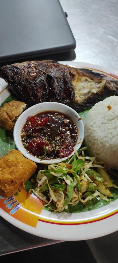 https://horego-prod-outlets-photos.s3.ap-southeast-3.amazonaws.com/horego.com/tembalang/restaurant/ayam-penyet-surabaya/review/thumbnail/af1qipmitpv5dz_bvny5fqzt7i2jfybyklhdhlkdnb-d.jpg