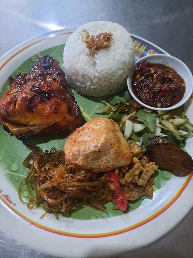 https://horego-prod-outlets-photos.s3.ap-southeast-3.amazonaws.com/horego.com/tembalang/restaurant/ayam-penyet-surabaya/review/thumbnail/af1qipnhwj9atcd9hm7eb6i0swjbpi0kghvdk3w4cqry.jpg