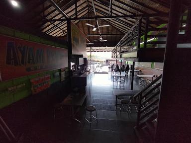 https://horego-prod-outlets-photos.s3.ap-southeast-3.amazonaws.com/horego.com/tembalang/restaurant/ayam-penyet-surabaya/review/thumbnail/af1qippf7lmnlcafb3wlh0x2wym98bsxr3z3whazf4_i.jpg